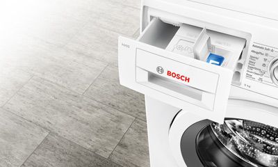 Dunkle Küche mit integrierten Siemens-Backöfen und beleuchteten Regalen. Dunkle Küche mit integrierten Siemens-Backöfen und beleuchteten Regalen.